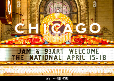 Chicago - 17 avril : Chicago Theater en néon le 17 avril 2014 à Chicago, IL. C'est un monument situé sur North State Theatre Banque D'Images