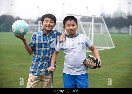 Deux garçons de l'école primaire sur le terrain de football Banque D'Images