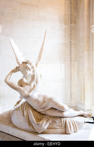 Paris - le 23 juin : statue de Cupidon le 23 juin 2014 à Paris. La statue de Antonio Canova Psyché ranimée par le baiser de Cupidon, première commission Banque D'Images