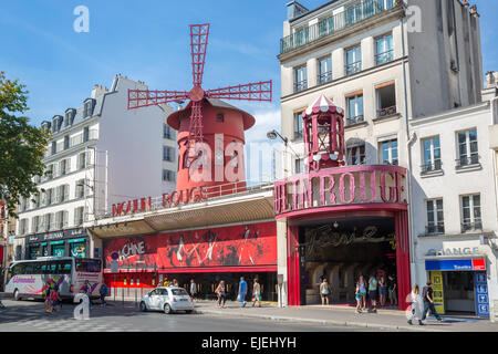 PARIS - JUIN 22 : Le Moulin Rouge le 22 juin 2014 à Paris, France. Moulin Rouge est un cabaret construit en 1889, situé dans Banque D'Images