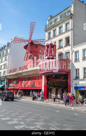 PARIS - JUIN 22 : Le Moulin Rouge le 22 juin 2014 à Paris, France. Moulin Rouge est un cabaret construit en 1889, situé dans Banque D'Images