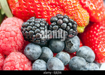 Texture des fruits, mûres, framboises, fraises, bleuets fruits baies Banque D'Images