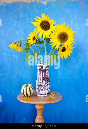 Tournesols en été belle ancien vase en céramique sur fond bleu Banque D'Images