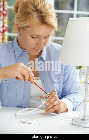 Le câblage du connecteur électrique sur la femme d'un voyant à l'accueil Banque D'Images