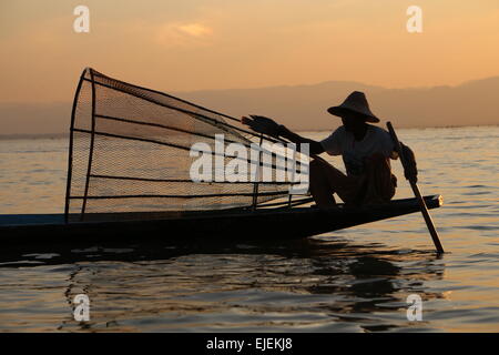 Pêcheur traditionnel, au Lac Inle Banque D'Images