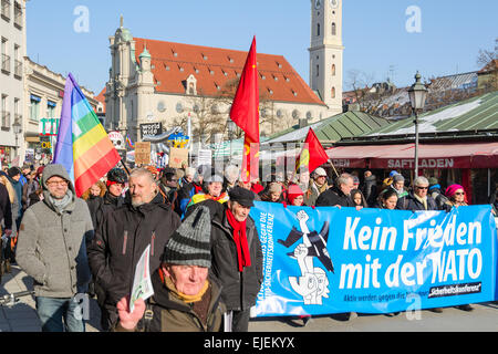 Anti-OTAN pacifiques de protestation sociale contre la politique agressive USA en Europe et la présence de l'Atlantique Nord de l'armée des forces militaires de l'Alliance. Banque D'Images