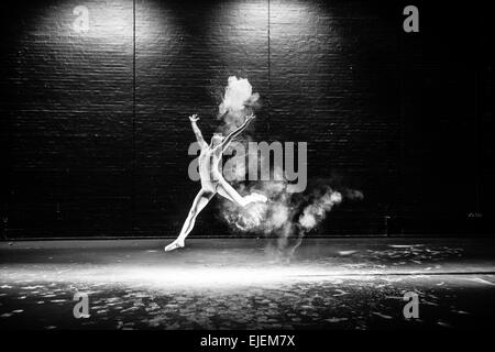 Aberystwyth, Pays de Galles, Royaume-Uni. 16 mars, 2015. 'Dancing in the Dust' illustré Justyna Jurzyk. Des danseurs dans des nuages de poudre de talc blanc sur scène à Theatr y Werin, Aberystwyth Arts Centre dans un théâtre physique projet conçu, chorégraphié, conçu et photographié par KEITH MORRIS. © Keith Morris/Alamy dispose d' Banque D'Images