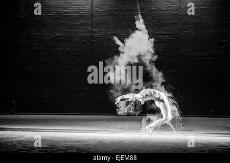 Aberystwyth, Pays de Galles, Royaume-Uni. 16 mars, 2015. 'Dancing in the Dust' sur la photo. Prangle Gemma Des danseurs dans des nuages de poudre de talc blanc sur scène à Theatr y Werin, Aberystwyth Arts Centre dans un théâtre physique projet conçu, chorégraphié, conçu et photographié par KEITH MORRIS. © Keith Morris/Alamy dispose d' Banque D'Images