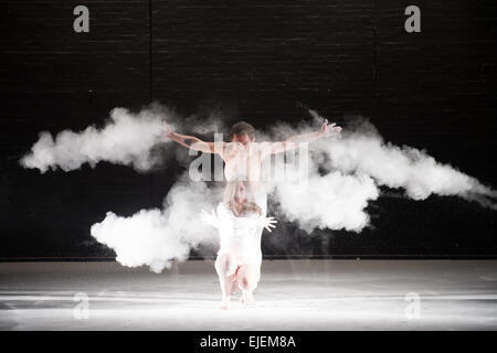 Aberystwyth, Pays de Galles, Royaume-Uni. 16 mars, 2015. 'Dancing in the Dust" Prangle Gemma imagée (avant) et Jamie Morgans (retour). Des danseurs dans des nuages de poudre de talc blanc sur scène à Theatr y Werin, Aberystwyth Arts Centre dans un théâtre physique projet conçu, chorégraphié, conçu et photographié par KEITH MORRIS. © Keith Morris/Alamy dispose d' Banque D'Images