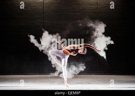 Aberystwyth, Pays de Galles, Royaume-Uni. 16 mars, 2015. 'Dancing in the Dust' en photo Jamie Morgans. Des danseurs dans des nuages de poudre de talc blanc sur scène à Theatr y Werin, Aberystwyth Arts Centre dans un théâtre physique projet conçu, chorégraphié, conçu et photographié par KEITH MORRIS. © Keith Morris/Alamy dispose d' Banque D'Images