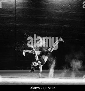 Aberystwyth, Pays de Galles, Royaume-Uni. 16 mars, 2015. 'Dancing in the Dust' en photo Rosa Carless. Des danseurs dans des nuages de poudre de talc blanc sur scène à Theatr y Werin, Aberystwyth Arts Centre dans un théâtre physique projet conçu, chorégraphié, conçu et photographié par KEITH MORRIS. © Keith Morris/Alamy dispose d' Banque D'Images