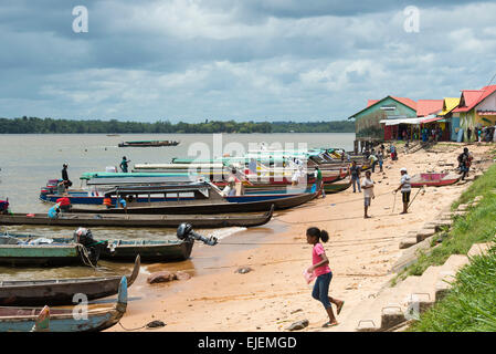 Korjaals sur la rivière Marowijne, Albina, Suriname Banque D'Images