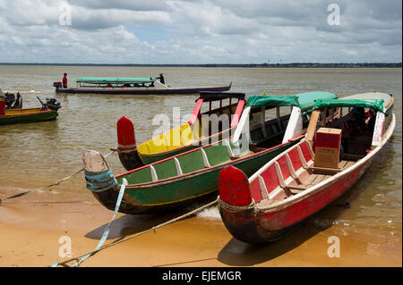 Korjaals sur la rivière Marowijne, Albina, Suriname Banque D'Images