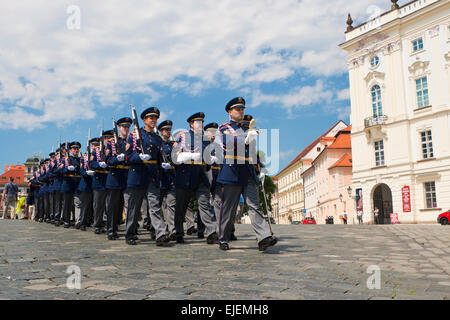 Cérémonie de la relève de la garde à Prague - daily cérémonie devant le palais royal République Tchèque Banque D'Images