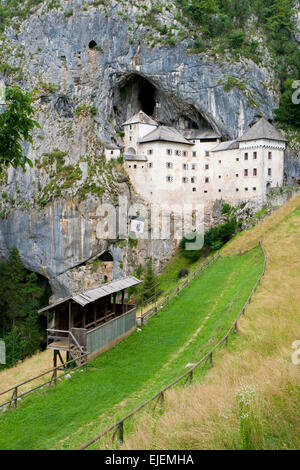 Château de Predjama (également connu sous le nom de Predjamski Grad) est un château Renaissance construit dans une grotte bouche dans le sud-ouest de la Slovénie Banque D'Images
