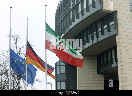 Düsseldorf, Allemagne. Mar 25, 2015. Vague de drapeaux en berne en hommage aux victimes de vol Germanwings A320, qui s'est écrasé le 24 mars 2015, devant le Parlement de l'État à Duesseldorf, Allemagne, 25 mars 2015. Photo : ROLAND WEIHRAUCH/dpa/Alamy Live News Banque D'Images