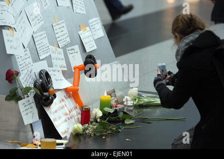 Düsseldorf, Allemagne. Mar 25, 2015. Les bougies, les fleurs, et les cartes de sympathie pour les victimes de l'écrasa vol Germanwings (4U) 9525 mise en avant de la hall des départs de l'aéroport de Düsseldorf, Allemagne, 25 mars 2015. Il est supposé que tous les passagers ont été tués dans l'accident d'avion Germanwings. Photo : FEDERICO GAMBARINI/dpa/Alamy Live News Banque D'Images