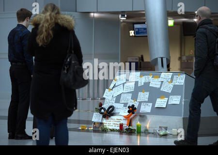 Düsseldorf, Allemagne. Mar 25, 2015. Les bougies, les fleurs, et les cartes de sympathie pour les victimes de l'écrasa vol Germanwings (4U) 9525 mise en avant de la hall des départs de l'aéroport de Düsseldorf, Allemagne, 25 mars 2015. Il est supposé que tous les passagers ont été tués dans l'accident d'avion Germanwings. Photo : FEDERICO GAMBARINI/dpa/Alamy Live News Banque D'Images