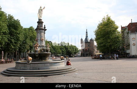 Fontaine (1898) Wilhelmina sur Brink square à Deventer, Pays-Bas, 16e siècle maison de pesage (Waag gebouw) en arrière-plan Banque D'Images