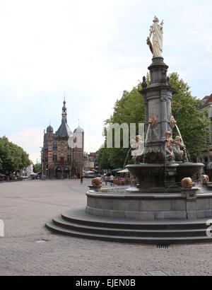 Fontaine (1898) Wilhelmina sur Brink square à Deventer, Pays-Bas, 16e siècle maison de pesage (Waag gebouw) en arrière-plan Banque D'Images