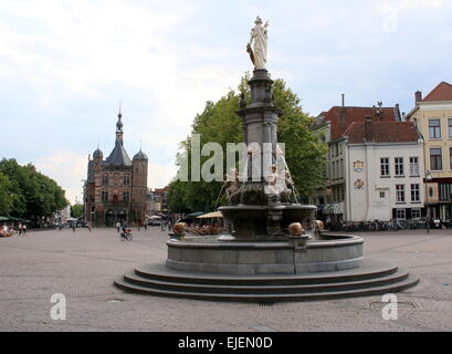 Fontaine (1898) Wilhelmina sur Brink square à Deventer, Pays-Bas, 16e siècle maison de pesage (Waag gebouw) en arrière-plan Banque D'Images