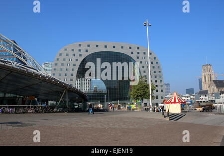 Rotterdamse Markthal Rotterdam (Halle), conçu par les architectes MVRDV, terminé en 2014, à côté de la gare de Blaak Banque D'Images