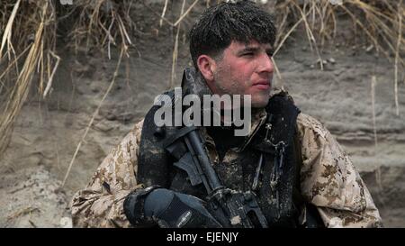 Un scout de reconnaissance des Marines US dans le sable après avoir couvert la nageuse à venir à terre au cours d'un exercice amphibie beach à Onslow Beach le 20 mars 2015, au Camp Lejeune, N.C. Les nageurs du Scoutisme sont laissés à environ 500 mètres de la rive, où ils nagent et sécurisé dans une zone d'atterrissage, et le signal le bateau à la terre les équipes à terre en même temps. Banque D'Images