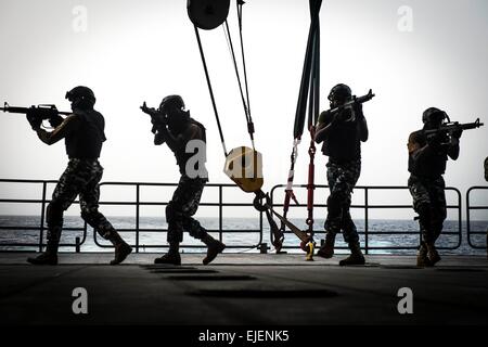 Les commandos des opérations spéciales militaires nigérians établir la sécurité lors d'une visite, un conseil, une perquisition et saisie percer à bord du transport maritime militaire commun de commande bateau à grande vitesse l'USNS lance dans le cadre d'Obangame Express 20 mars 2015 dans le golfe de Guinée. Banque D'Images