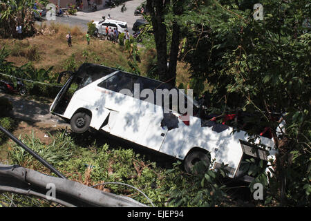 L'île de Phuket. Mar 25, 2015. Photo prise le 25 mars 2015 présente le bus endommagés sur le site de l'accident dans l'île de Phuket, Thaïlande. Trois touristes chinois, deux femelles et un mâle, ont été tués après un tour bus transportant 18 touristes chinois s'est écrasé dans l'île de Phuket, en Thaïlande, le mercredi matin, le bureau consulaire à Phuket a dit. Credit : Stringer/Xinhua/Alamy Live News Banque D'Images