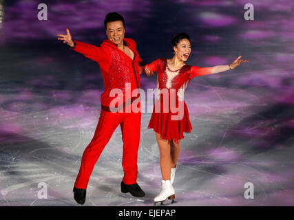 Shanghai, Chine. Mar 25, 2015. Les patineurs chinois Shen Xue (R) et Zhao Hongbo effectuer lors de la cérémonie d'ouverture de l'ISU World Figure Skating Championships 2015, au stade couvert de la Couronne, l'Oriental Sports Center à Shanghai, Chine, le 25 mars 2015. Source : Xinhua/Alamy Live News Banque D'Images