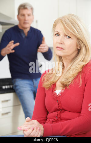 Young Couple Having Argument At Home Banque D'Images