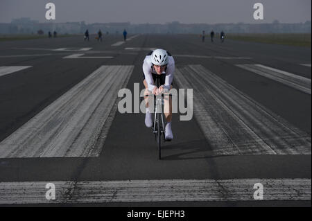 Strava (zeitfahren für jedermann) time trial. 21.03.2015 à Berlin Tempelhof. photo : Philipp Hympendahl Banque D'Images