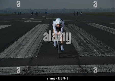 Strava (zeitfahren für jedermann) time trial. 21.03.2015 à Berlin Tempelhof. photo : Philipp Hympendahl Banque D'Images