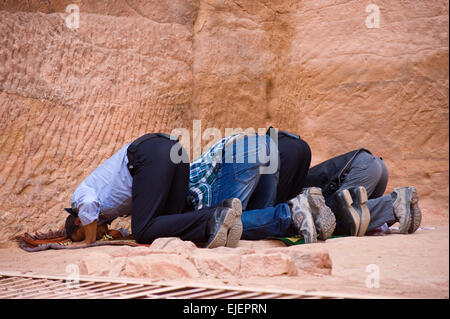 PETRA, JORDANIE - OCT 12, 2014 : Moslims un archet et priant à Petra en Jordanie Banque D'Images