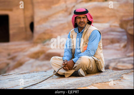 PETRA, JORDANIE - OCT 12, 2014 : Un homme est assis sur un rocher à Petra en Jordanie Banque D'Images