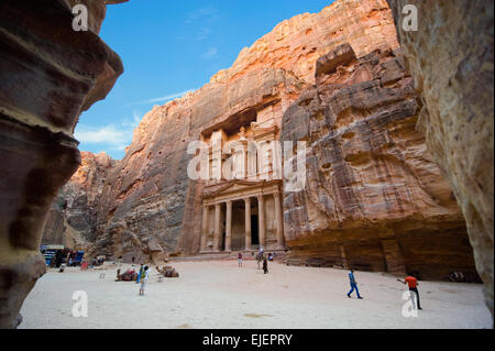 PETRA, JORDANIE - OCT 12, 2014 : Le conseil du trésor ou Al Khazna, c'est la plus célèbre et magnifique façade dans Petra en Jordanie, c'est 40 Banque D'Images