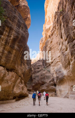 Les touristes dans la région de 'la Siq'.'La Siq' est une gorge étroite qui conduit les visiteurs dans la région de Petra Banque D'Images