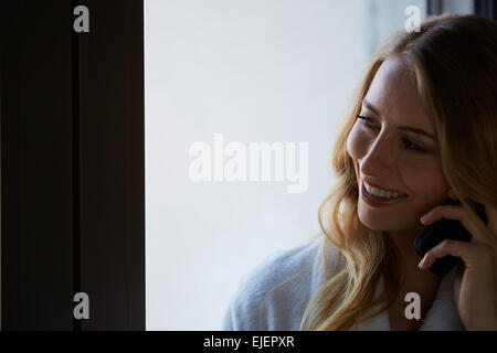 Young businesswoman talking on mobile phone Banque D'Images