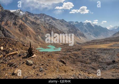 Rocky Valley panoramique dans les montagnes du Pamir au Tadjikistan Banque D'Images