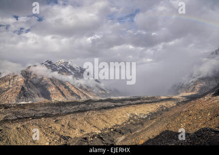 Les nuages qui se forment sur Engilchek spectaculaire glacier dans la chaîne de montagnes du Tian Shan au Kirghizstan Banque D'Images