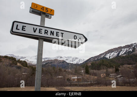 Le Vernet, Alpes de Haute-Provence, France - 25 mars 2015. Une vue sur les Alpes françaises près de Le Vernet. Vol Vol Germanwings (4U) 9525 s'est écrasé hier matin dans les Alpes non loin du Vernet dans le sud de la France, tuant les 150 personnes à bord, le 24 mars. Photo : Alessandro Vecchi/dpa/Alamy Live News Banque D'Images