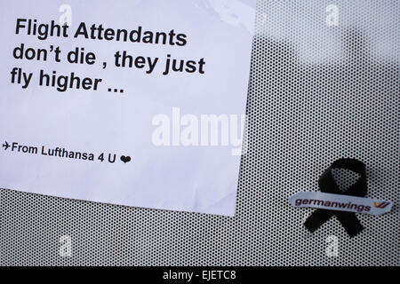 Berlin, Allemagne. Mar 25, 2015. Des messages à pleurer les victimes de l'avion écrasé de Germanwings sont accueillis à l'aéroport de Tegel, à Berlin, Allemagne, le 25 mars 2015. Un Airbus A320 de la compagnie aérienne allemande Germanwings avec 150 personnes à bord s'est écrasé mardi dans le sud de la France, les autorités françaises ont confirmé. Credit : Zhang Fan/Xinhua/Alamy Live News Banque D'Images