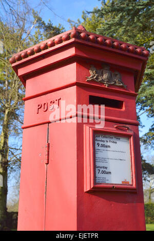 Red Post Box en Wardown Park, Luton Banque D'Images