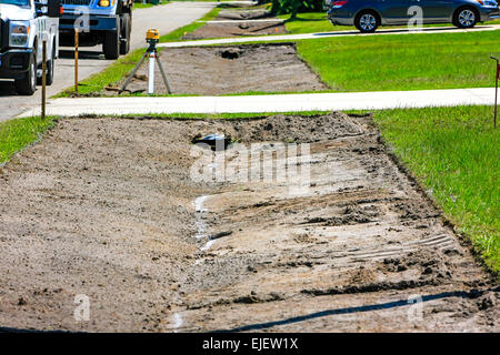 Rue des renouvellement de drainage dans un quartier résidentiel de Floride signifie l'élimination des pelouses reniveler la profondeur. Banque D'Images