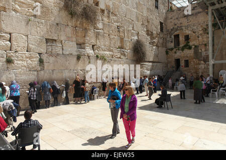 Les femmes et les touristes prier au mur occidental's section féminine. Le mur occidental est une section exposée de l'ancien mur placé sur Banque D'Images