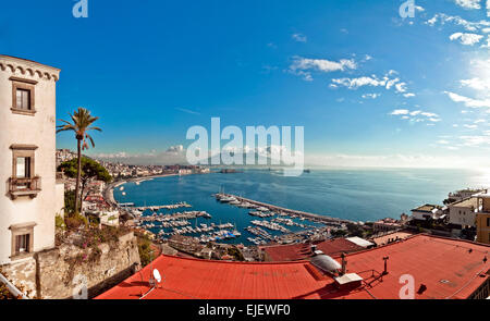 La vue quotidienne de Naples de Posillipo sur la mer Méditerranée et le mont Vésuve Banque D'Images