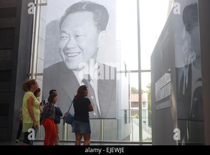 Singapour. Mar 25, 2015. Personnes visitent une exposition commémorative au Musée National de Singapour, le 25 mars 2015. L'exposition 'In Memoriam : Lee Kuan Yew' a ouvert au public au Musée National de Singapour, mercredi, pour rendre hommage au père fondateur de Singapour Lee Kuan Yew qui est décédé à l'âge de 91 ans début lundi. Credit : Bao Xuelin/Xinhua/Alamy Live News Banque D'Images