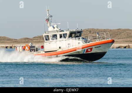 BATEAU d'intervention de la GARDE côtière AMÉRICAINE RB-M moyen en cours dans le canal des navires de Corpus Christi près de Port Aransas, Texas, États-Unis Banque D'Images