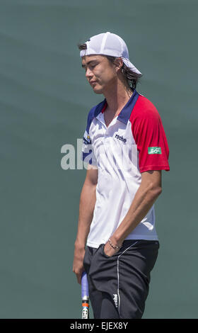 Key Biscayne, Floride, USA. 24Th Mar, 2015. Taro Daniel(JPN) contrarié après avoir double failles dans la deuxième série, perd 61 36 36 à Adrian Menendez-MacEiras (ESP) à l'Open de Miami 2015 à Key Biscayne, Floride. Crédit : Patron photographe Andrew Andrew Patron/ZUMA/Alamy Fil Live News Banque D'Images