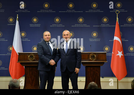 (150325) -- ANKARA, 25 mars 2015 (Xinhua) -- le ministre turc des affaires étrangères, Mevlut Cavusoglu (R), serre la main avec les visites du ministre des Affaires étrangères polonais Grzegorz Schetyna au cours d'une conférence de presse conjointe à la suite de leurs entretiens à Ankara, Turquie, le 25 mars 2015. (Xinhua/Mustafa Kaya)(zhf) Banque D'Images